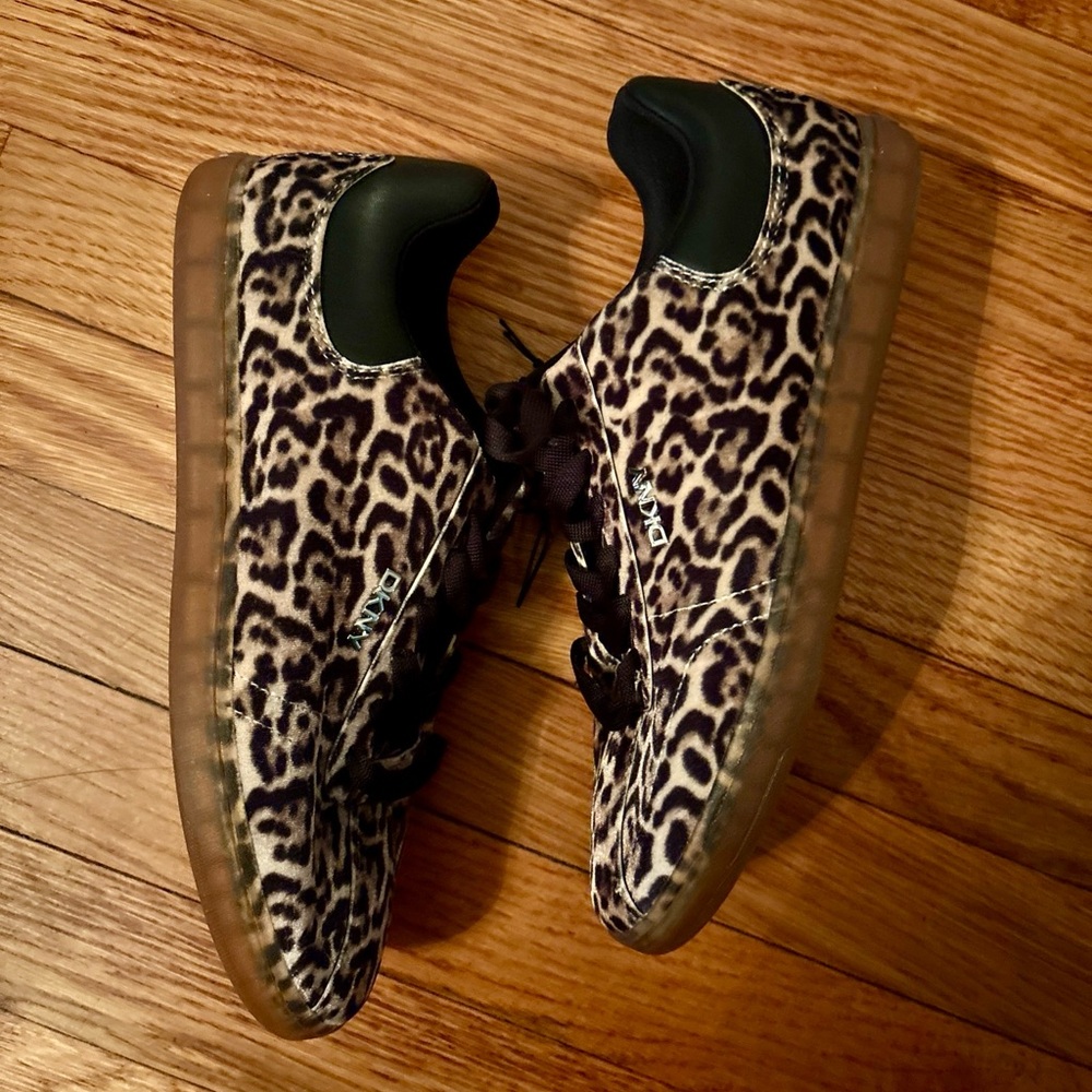 NEW DKNY Women’s Seacliff ‘Wild Leopard Print’ Sneaker, Size 9 - Picture 2 of 14